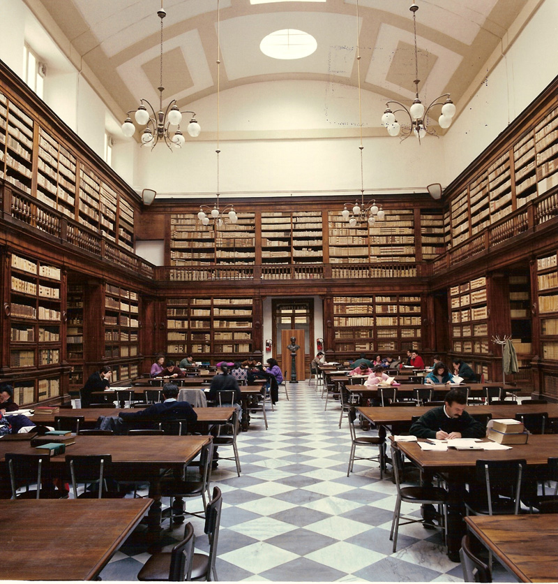 Salone di lettura che corrisponde all’antica aula magna